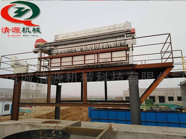 河南安陽(yáng)板框式污泥壓濾機安裝現場(chǎng)