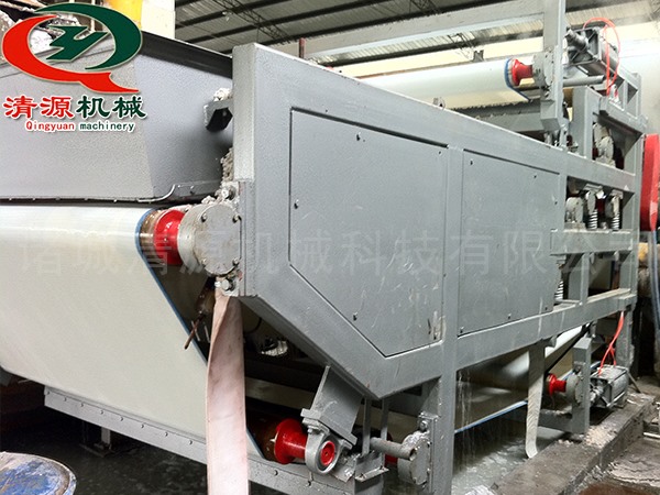 簡(jiǎn)陽(yáng)永和紙業(yè)雙網(wǎng)濃縮擠漿機現場(chǎng)